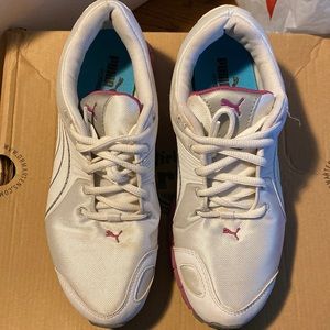 Like new Puma tennis shoes